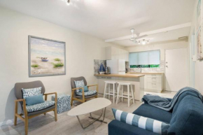 A cozy Palm Cove unit 3 with a private garden